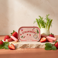 Paddywax Bistro - Strawberry - Tin Duftkerze - 127g mit Duftzutaten: Erdbeere, Rhabarber, Fenchel, Kristallzucker und süßer Moschus