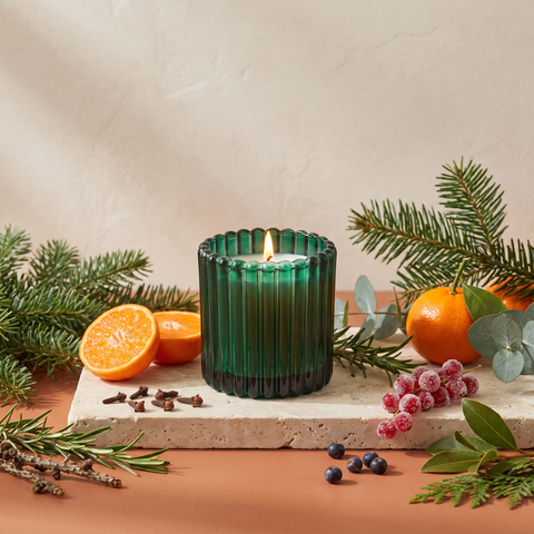 Paddywax Christmas - Balsam Fir - Ribbed Glass Green - Duftkerze - 127g mit Duftzutaten: Mandarine, Ozon, Eukalyptus, Nelke, Rosmarin, Kiefer, Wacholder, Johannisbeere, Balsam, Tannennadeln, Zimtblatt und Zeder