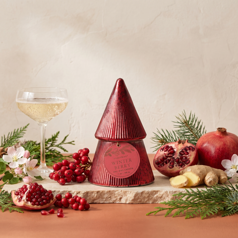 Paddywax Christmas - Winter Berry - Stacked Tree Red - Duftkerze - 198g mit Duftzutaten: rote Beeren, Granatapfel, Ingwer, Champagner, Apfelblüte und Moschus