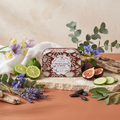 Paddywax Chérie - French Linen & Orris - Tin Duftkerze - 127g mit Duftzutaten: Bergamotte, Eukalyptus, Meeresluft, Veilchen, Lavendel, gesalzene Feige, Gurke, Tonkabohne, Salbei und Treibholz