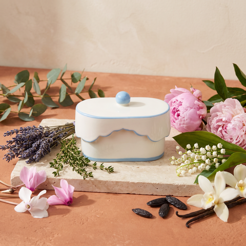 Paddywax Chérie - Lavender & Thyme - Keramik Duftkerze - 155g mit Duftzutaten: Alpenveilchen, Eukalyptus, Lavendel, Thymian, Pfingstrose, Maiglöckchen, Moschus, Vanilleorchidee und Tonkabohne