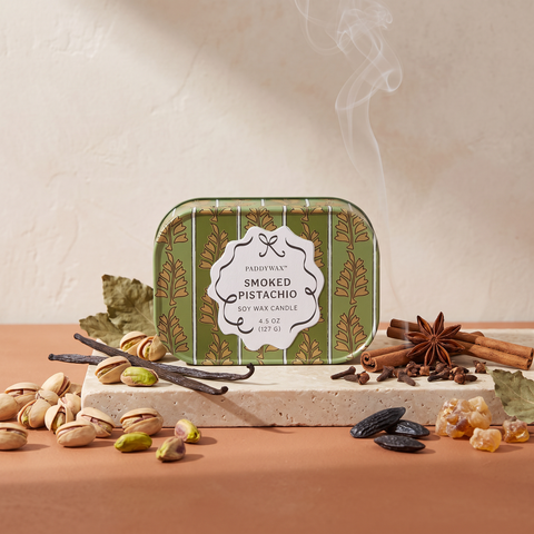 Paddywax Chérie - Smoked Pistachio - Tin Duftkerze - 127g mit Duftzutaten: Vanille, geröstete Pistazie, warme Gewürze, Tonkabohne, geräucherter Amber und Patchouli