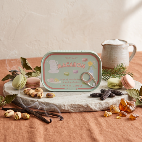 Paddywax Bistro - Macaron - Amber & Pistachio - Tin Duftkerze - 127g mit Duftzutaten: Vanille, Milchschaum, geröstete Pistazie, Tonkabohne, warme Gewürze, rauchiger Amber, Patchouli und Balsam