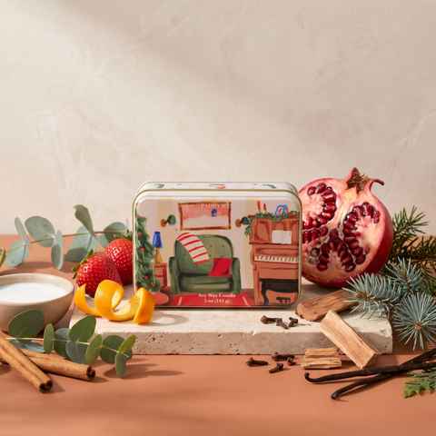 Paddywax Christmas Tin - Piano - Pomegranate Spruce - Tin Duftkerze - 141g mit Duftzutaten: Granatapfel, Erdbeere, Kokosmilch, Orangenschale, Eukalyptus, Zimt, Nelke, Zedernholz, Vanille, Blaufichte und Kiefernzweige