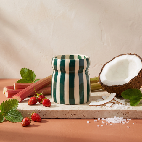 Paddywax Cabana - Isla Fresca - Keramik Duftkerze - 184g mit Duftzutaten: Rhabarber, wilde Erdbeere und gezuckerte Kokosnuss