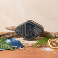Paddywax Station - Driftwood & Indigo - Duftkerze - 99g mit Duftzutaten: weißer Pfeffer, Treibholz, Farnblatt, würzige Zitrone und orientalischer Moschus