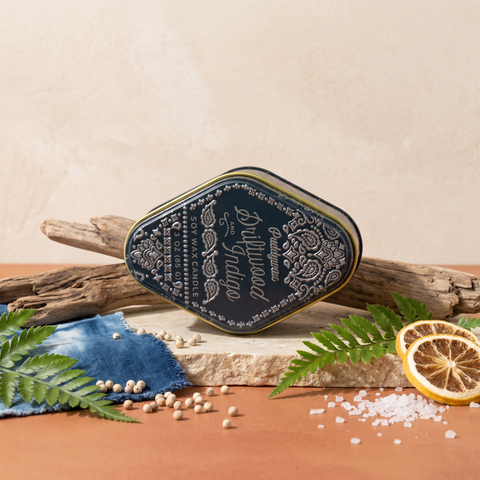 Paddywax Station - Driftwood & Indigo - Duftkerze - 99g mit Duftzutaten: weißer Pfeffer, Treibholz, Farnblatt, würzige Zitrone und orientalischer Moschus