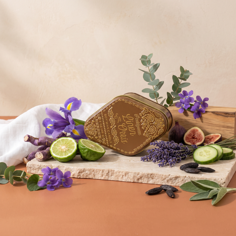 Paddywax Station - Linen & Orris - Duftkerze - 99g mit Duftzutaten: Bergamotte, Eukalyptus, Meeresluft, Veilchen, Lavendel, Feige, Gurke, Tamboti-Holz, Tonkabohne und Salbei