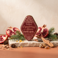 Paddywax Station - Pomegranate & Spruce - Duftkerze - 99g mit Duftzutaten: Granatapfel, Tannenzapfen, Kiefernharz, Zedernholz und Amber