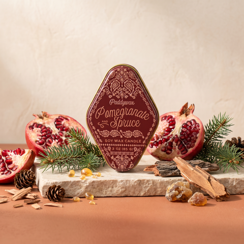 Paddywax Station - Pomegranate & Spruce - Duftkerze - 99g mit Duftzutaten: Granatapfel, Tannenzapfen, Kiefernharz, Zedernholz und Amber