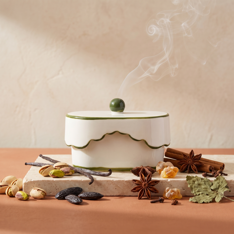 Paddywax Chérie - Smoked Pistachio - Keramik Duftkerze - 155g mit Duftzutaten: Vanille, geröstete Pistazie, warme Gewürze, Tonkabohne, geräucherter Amber und Patchouli