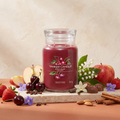 Yankee Candle Black Cherry - Signature 2 Docht Duftkerze 567g mit Duftzutaten: Kirsche, Apfel, Erdbeere, Nelke, Maiglöckchen, Veilchen, Vanilleblüte, Moschus, Praline, Mandel und Zimt