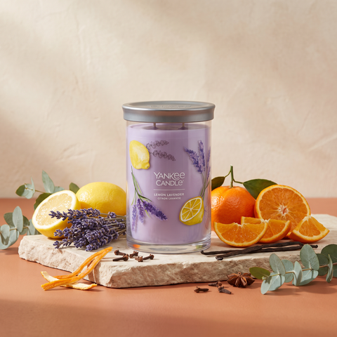 Yankee Candle Lemon Lavender - Signature 2 Docht Tumbler - 567g mit Duftzutaten: Lavendel, Tangerine, Zitrone, Bitterorange, Eukalyptus, Orange, fruchtige Noten, Gewürze und Vanille