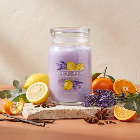 Yankee Candle Lemon Lavender - Signature 2 Docht Duftkerze 567g mit Duftzutaten: Lavendel, Tangerine, Zitrone, Bitterorange, Eukalyptus, Orange, fruchtige Noten, Gewürze und Vanille