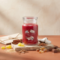 Yankee Candle Letters to Santa - Signature 2 Docht Duftkerze 567g mit Duftzutaten: Zimt, Zitronendrops, Kokosnuss, Sandelholz, Zucker, Moschus, Amber, Praline und Papier