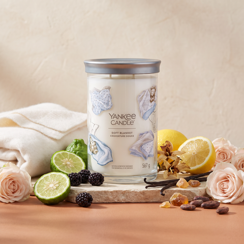 Yankee Candle Soft Blanket - Signature 2 Docht Tumbler - 567g mit Duftzutaten: Bergamotte, Brombeere, Zitrone, Kaschmir, pudrige Noten, Rose, Tabakblüte, Vanille, Amber, Kakao und Moschus