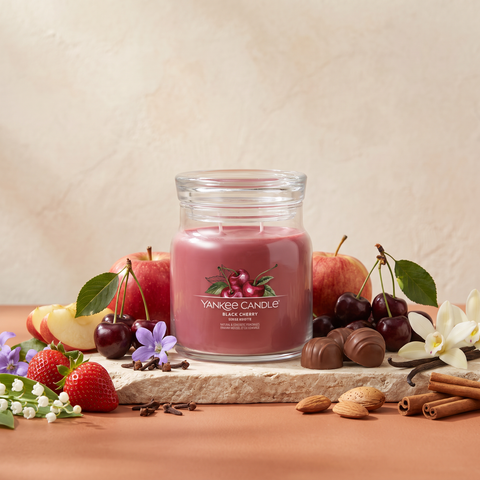 Yankee Candle Black Cherry - Signature 2 Docht Duftkerze - 368g mit Duftzutaten: Kirsche, Apfel, Erdbeere, Nelke, Maiglöckchen, Veilchen, Vanilleblüte, Moschus, Praline, Mandel und Zimt