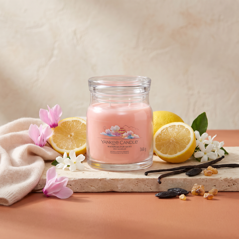 Yankee Candle Watercolour Skies - Signature 2 Docht Duftkerze 368g mit Duftzutaten: Zitrone, Alpenveilchen, Jasmin, Balsam, Kaschmir, Vanille, Tonkabohne, Harz und Moschus