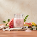 Yankee Candle Pink Sands - Signature 2 Docht Duftkerze 368g mit Duftzutaten: Beere, Wassermelone, Zitrusnoten, Maiglöckchen, Osmanthus, Jasmin, holzige Noten, Moschus und Vanille