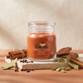 Yankee Candle Cinnamon Stick - Signature 2 Docht Duftkerze 368g mit Duftzutaten: Zimt, Gewürznelke, Kardamom, Lorbeerblatt und Zedernholz