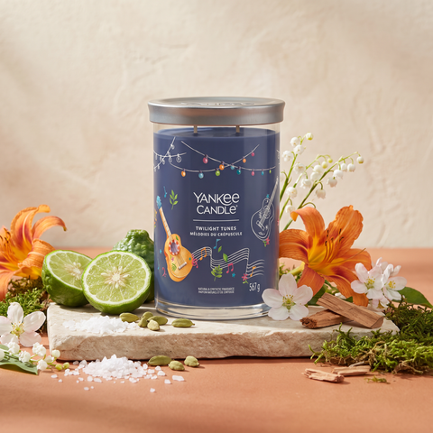 Yankee Candle Twilight Tunes - Signature 2 Docht Tumbler - 567g mit Duftzutaten: aquatische Noten, Kardamom, Bergamotte, Tigerlilie, Apfelblüte, Maiglöckchen, Zedernholz, Moos und Moschus