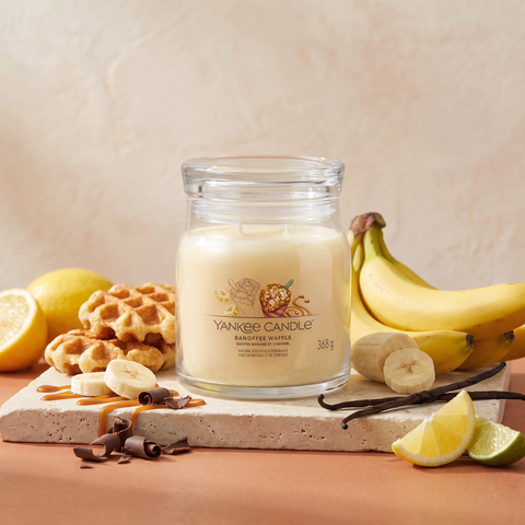Yankee Candle Banoffee Waffle - Signature 2 Docht Duftkerze - 368g mit Duftzutaten: Bananencreme, Zitrone, Limette, Bananensorbet, Schokolade und Vanille