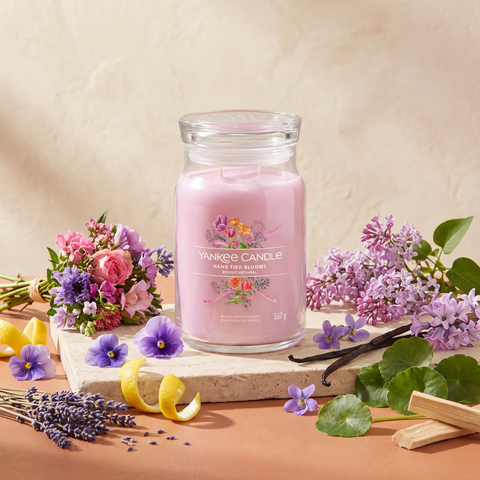 Yankee Candle Hand Tied Blooms - Signature 2 Docht Duftkerze - 567g mit Duftzutaten: Stiefmütterchen, Zitronenschale, Flieder, Lavendel, Veilchen, Hyazinthe, Gewürzvanille, Geldbaumblatt, weißer Moschus und Hölzer