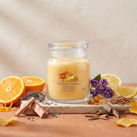 Yankee Candle Autumn Sunset - Signature 2 Docht Duftkerze - 368g mit Duftzutaten: Orange, Zitrone, Zedernholz, Lavandin, Heliotrop, Amber, Sandelholz und Adlerholz