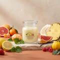 Yankee Candle Iced Berry Lemonade - Signature 2 Docht Duftkerze - 368g mit Duftzutaten: Erdbeerblatt, Zitronenzucker, Mandarine, Grapefruit, Yuzu, Himbeere, Pomelo, Ananas, Vanille, Malz und Veilchenblatt