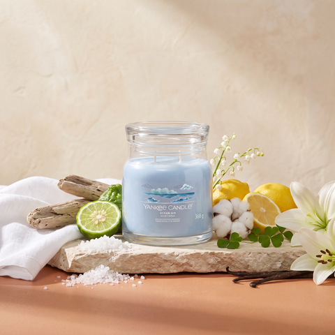 Yankee Candle Ocean Air - Signature 2 Docht Duftkerze - 368g mit Duftzutaten: frische Luft, Leinen, Bergamotte, Zitrone, Baumwollblüte, Maiglöckchen, Lilie, Klee, Moschus, Vanille und Zedernholz