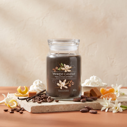 Yankee Candle Vanilla Bean Espresso - Signature 2 Docht Duftkerze - 567g mit Duftzutaten: Zitronenschale, Schlagsahne, Mandarine, Karamell, Mokka, Espresso, Kaffeebohne, Toffee, Tuberose, Patschuli, Kakao und Vanille