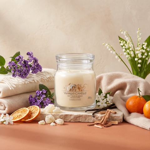 Yankee Candle Soft Wool & Amber - Signature 2 Docht Duftkerze - 368g mit Duftzutaten: Heliotrop, Orange, Tangerine, Maiglöckchen, Jasmin, Moschus, weißer Amber, Kaschmir, Sandelholz und Vanille