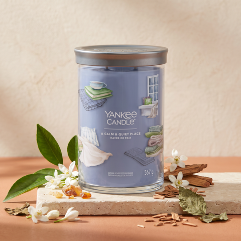 Yankee Candle A Calm & Quiet Place - Signature 2 Docht Tumbler - 567g mit Duftzutaten: Mandarinenblatt, Jasmin, Zedernholz, Patschuli, Sandelholz, Bernstein und Moschus