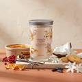 Yankee Candle Vanilla Creme Brulee - Signature 2 Docht Tumbler - 567g mit Duftzutaten: Zimtrinde, rote Früchte, Orangenschale, Kokosnuss, Keks, Milch, Jasmin, Tiare-Blüte, Vanille, Praline, Moschus und Tonkabohne