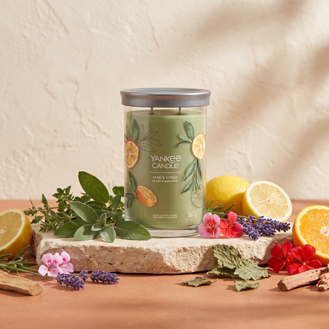 Yankee Candle Sage & Citrus - Signature 2 Docht Tumbler - 567g mit Duftzutaten: Kräuter, Lavendel, Zitrusfrüchte, Geranie, Patschuli, Moschus, holzige Noten und pudrige Noten