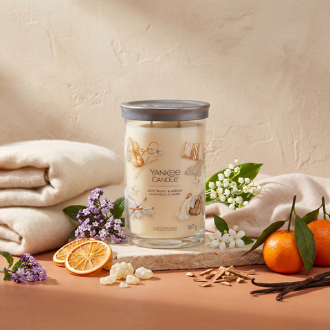 Yankee Candle Soft Wool & Amber - Signature 2 Docht Tumbler - 567g mit Duftzutaten: Heliotrop, Orange, Tangerine, Maiglöckchen, Jasmin, Moschus, weißer Amber, Kaschmir, Sandelholz und Vanille