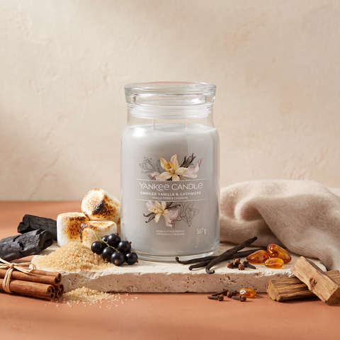 Yankee Candle Smoked Vanilla & Cashmere - Signature 2 Docht Duftkerze - 567g mit Duftzutaten: Rohzucker, schwarze Johannisbeere, Marshmallow, Zimt, Holzkohle, Vanille, Nelke, Kaschmir, Amber, Moschus, Zeder und Guajakholz
