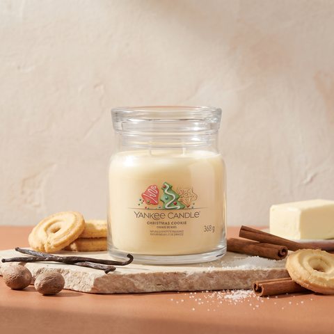 Yankee Candle Christmas Cookie - Signature 2 Docht Duftkerze 368g mit Duftzutaten: Vanilleschote, Muskatnuss, Zimt, Zucker, Butter und Gebäck