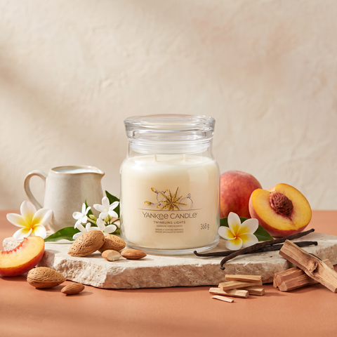Yankee Candle Twinkling Lights - Signature 2 Docht Duftkerze 368g mit Duftzutaten: Mandel, Pfirsich, Milch, Jasmin, Frangipani, Vanille, Sandelholz und Zedernholz