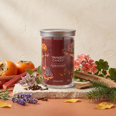 Yankee Candle Autumn Daydream - Signature 2 Docht Tumbler - 567g mit Duftzutaten: Gewürznelke, Muskatellersalbei, Kaki, Rhabarber, Lavendel, Geranie, Eukalyptusholz und Balsam