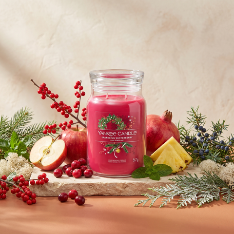 Yankee Candle Sparkling Winterberry - Signature 2 Docht Duftkerze - 567g mit Duftzutaten: Apfel, Granatapfel, Ananas, Winterbeere, Wacholderbeeren, Tannenbalsam, grüne Minze, Zeder, weißes Moos und Moschus