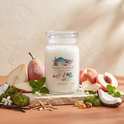 Yankee Candle Magical Bright Lights - Signature 2 Docht Duftkerze - 567g mit Duftzutaten: Birne, weißer Pfirsich, Minzblatt, Jasmin, Kokosnuss, Moos, Sandelholz, Vanille und Bernstein