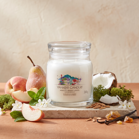 Yankee Candle Magical Bright Lights - Signature 2 Docht Duftkerze - 368g mit Duftzutaten: Birne, weißer Pfirsich, Minzblatt, Jasmin, Kokosnuss, Moos, Sandelholz, Vanille und Bernstein