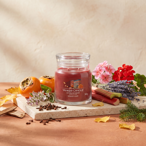 Yankee Candle Autumn Daydream - Signature 2 Docht Duftkerze - 386g mit Duftzutaten: Gewürznelke, Muskatellersalbei, Kaki, Rhabarber, Lavendel, Geranie, Eukalyptusholz und Balsam