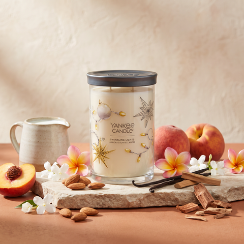 Yankee Candle Twinkling Lights - Signature 2 Docht Tumbler 567g mit Duftzutaten: Mandel, Pfirsich, Milch, Jasmin, Frangipani, Vanille, Sandelholz und Zedernholz