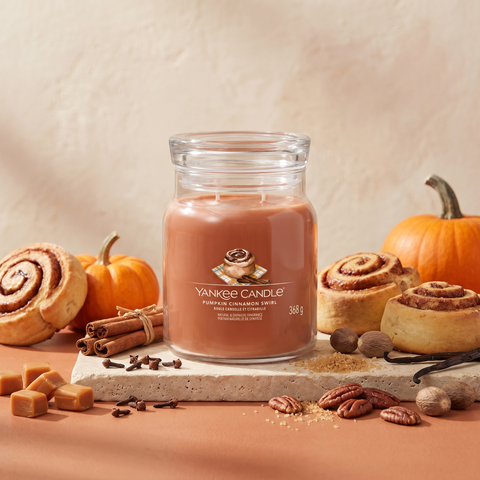Yankee Candle Pumpkin Cinnamon Swirl - Signature 2 Docht Duftkerze - 386g mit Duftzutaten: Zimt, Karamell, Gewürznelke, Kürbisteig, Muskatnuss, geröstete Pekannüsse, Vanille, brauner Zucker und Moschus