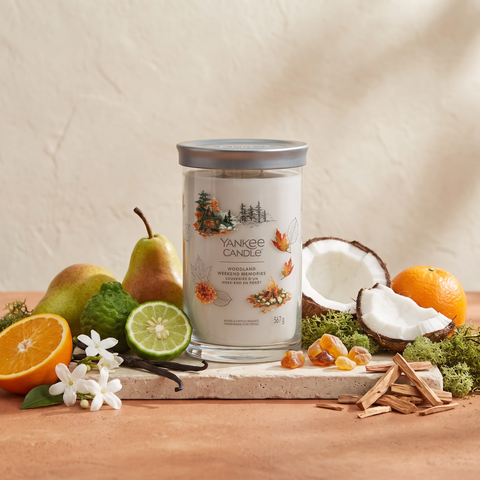 Yankee Candle Woodland Weekend Memories - Signature 2 Docht Tumbler - 567g mit Duftzutaten: Bergamotte, Orange, Birne, Jasmin, Vanille, Kokosmilch, Amber, Waldmoos und Sandelholz