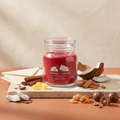 Yankee Candle Letters to Santa - Signature 2 Docht Duftkerze - 368g mit Duftzutaten: Zimt, Zitronendrops, Kokosnuss, Sandelholz, Zucker, Moschus, Amber, Praline und Papier