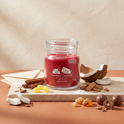 Yankee Candle Letters to Santa - Signature 2 Docht Duftkerze - 368g mit Duftzutaten: Zimt, Zitronendrops, Kokosnuss, Sandelholz, Zucker, Moschus, Amber, Praline und Papier