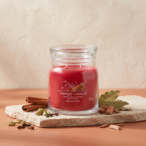 Yankee Candle Sparkling Cinnamon - Signature 2 Docht Duftkerze - 368g mit Duftzutaten: Zimt, Kardamom, Nelke, Lorbeerblatt und Zedernholz